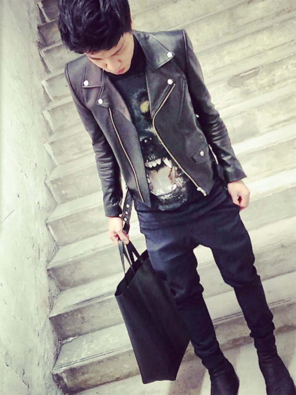 「GIVENCHY、JOHN LAWRENCE SULLIVAN、CELINE、JULIUS、rock、BIKER、punk」｜「GIVENCHYのアイテム（Tシャツ/カットソー、ブラック系）」を使った、F.Gさん（メンズ・168cm）の冬コーディネートの1枚目の写真