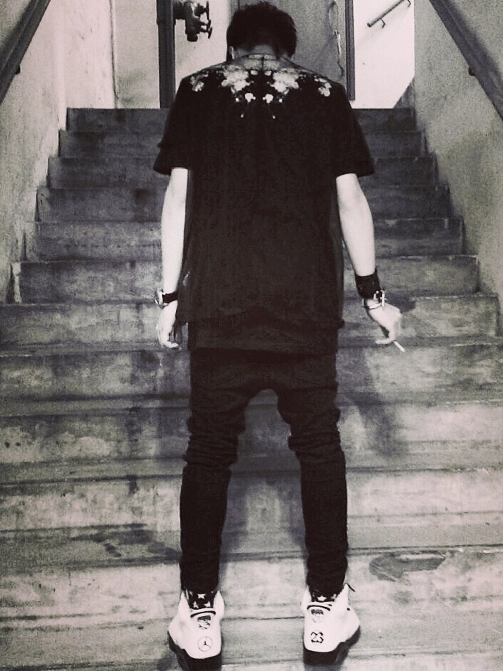 「GIVENCHY、floral、Jordan、jordan6、NIKE、black and white、ss15」｜「GIVENCHYのアイテム（Tシャツ/カットソー、ブラック系）」を使った、F.Gさん（メンズ・168cm）の春コーディネートの1枚目の写真