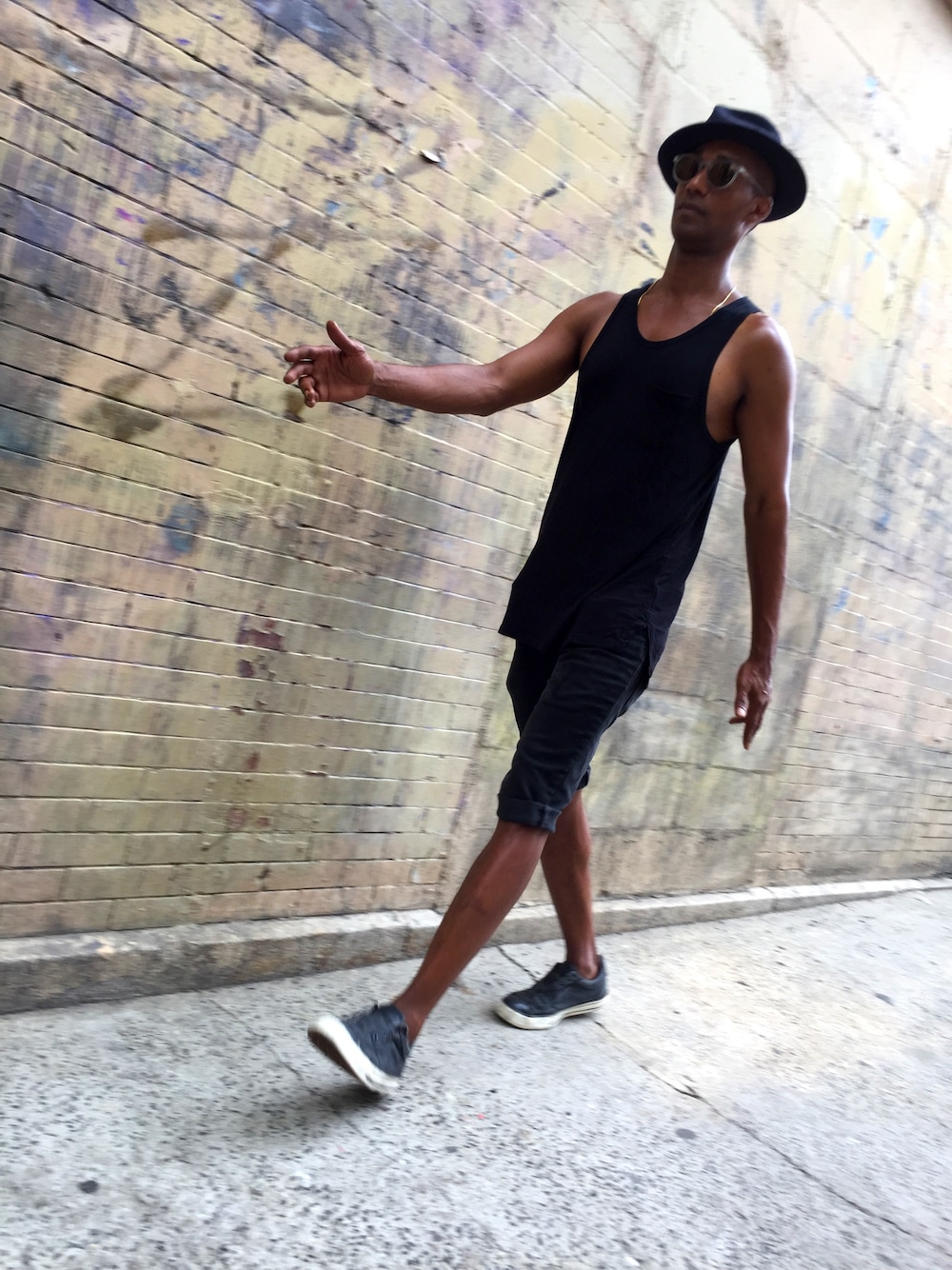 「outfit、ootd、street、denim、summer、NYC、tbrandstudio」｜「GAPのアイテム（デニムパンツ、ブラック系）」を使った、Seanさん（メンズ・185cm）の夏コーディネートの1枚目の写真