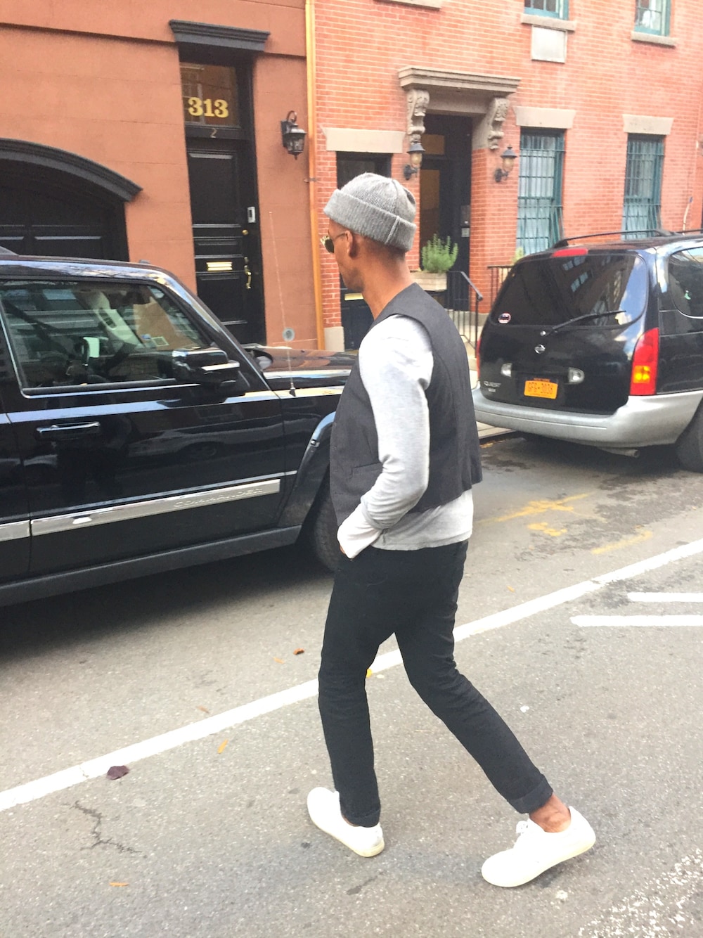 「streetstyle、tbrandstudio」｜「JOHN VARVATOSのアイテム（ベスト、グレー系）」を使った、Seanさん（メンズ・185cm）の冬コーディネートの1枚目の写真
