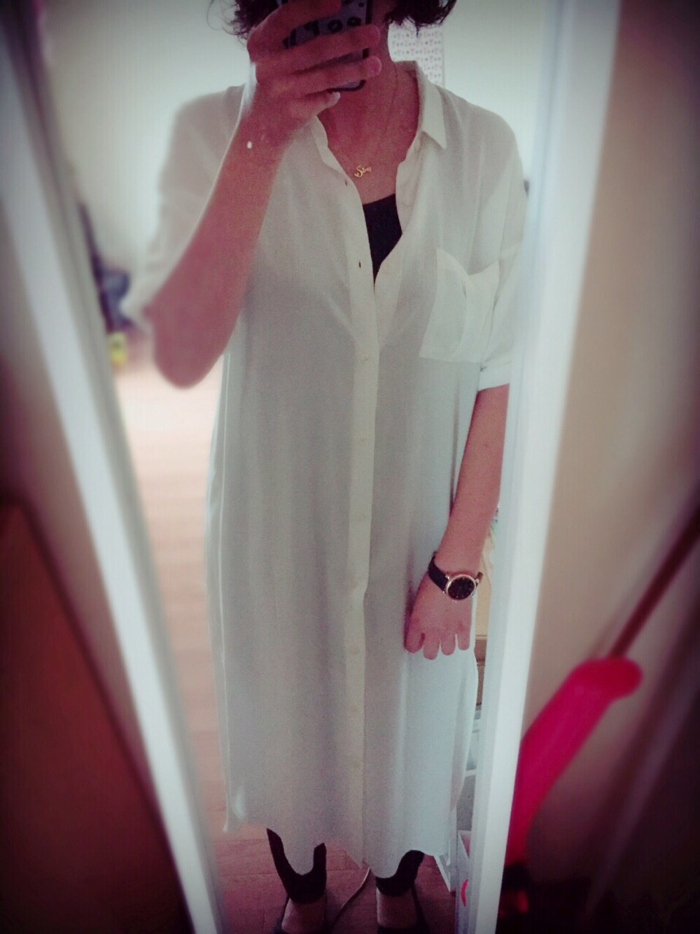 「white shirt、whitedress、apartbylowrys、MARC BY MARC JACOBS」｜「A part byのＲロングシャツワンピース 567730 （ワンピース、ホワイト系）」を使った、Saoriさん（レディース・158cm）の秋コーディネートの1枚目の写真