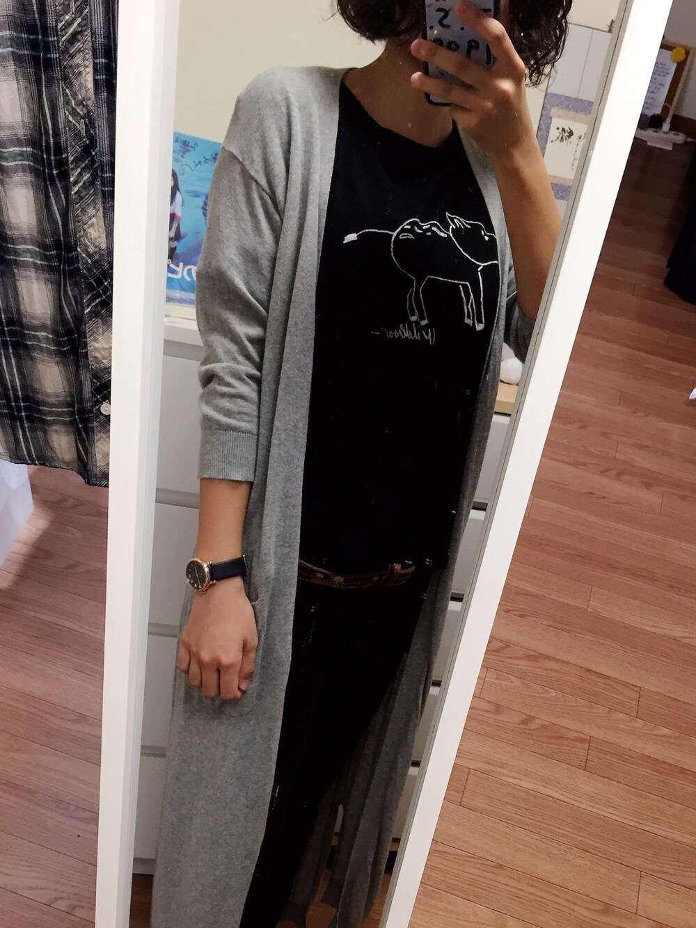 「Tシャツ×デニム、Tシャツ、black、cardigan、LONG CLOTHING、PAR ICI、ロングカーディガン、黒コーデ」｜「PAR ICIの【SPECIAL PRICE】ウリボウプリント　BIG Ｔシャツ（Tシャツ/カットソー、ブラック系）」を使った、Saoriさん（レディース・158cm）の秋コーディネートの1枚目の写真