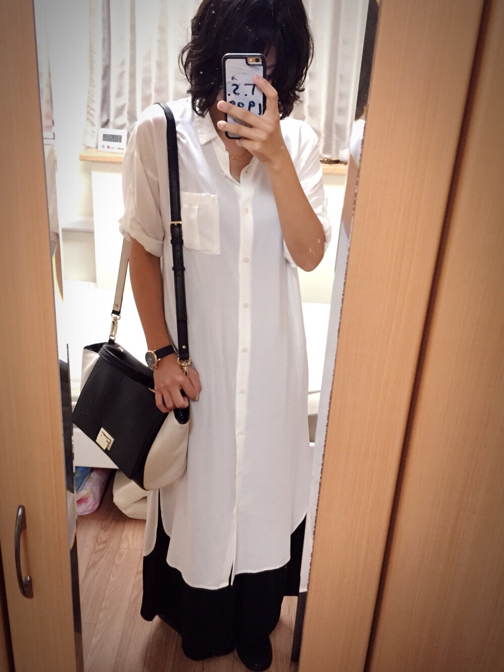 「白黒コーデ、wcloset、RADWIMPS、シロシャツ、ロングシャツ、apartbylowrys、ワイドパンツ、Wide Pants、モノトーンコーデ、モノトーン」｜「A part byのＲロングシャツワンピース 567730 （ワンピース、ホワイト系）」を使った、Saoriさん（レディース・158cm）の秋コーディネートの1枚目の写真