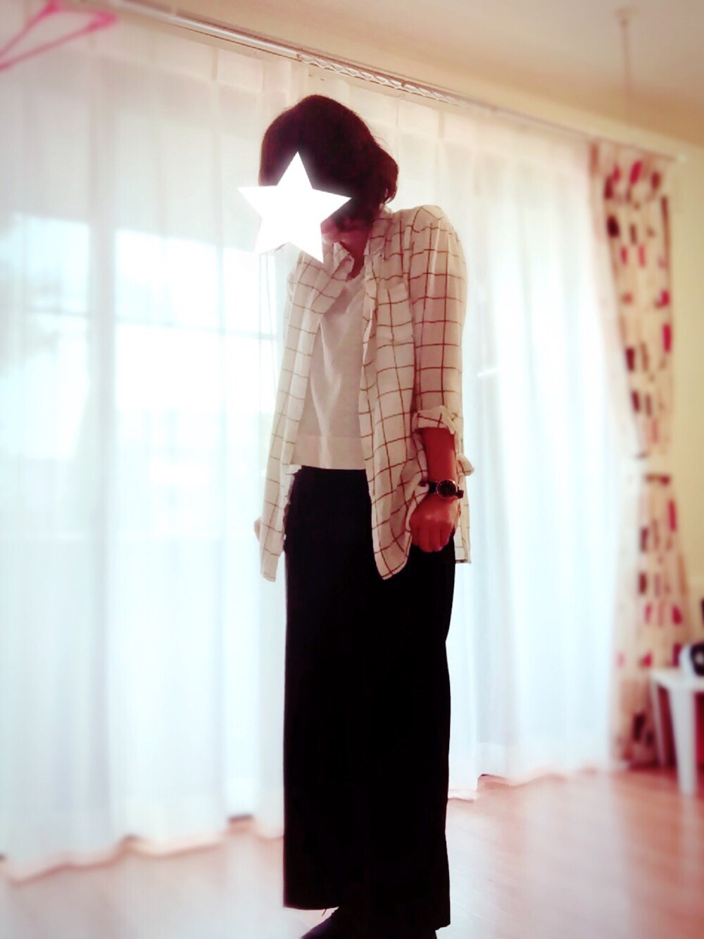 「ジーユーコーデ、GU、白、シャツスタイル、ワイドパンツ、ワイドパンツ×スニーカー、白黒コーデ、Wide Pants、white、モノトーン」｜「GUの（GU）イージーワイドクロップドパンツ（パンツ、ブラック系）」を使った、Saoriさん（レディース・158cm）の秋コーディネートの1枚目の写真