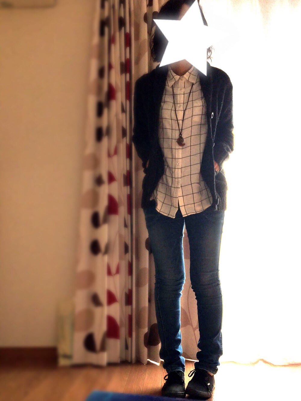 「HEART MARKET、ニットカーディガン、デニムパンツ、カジュアルコーデ、ジーユー、GU、knit cardigan」｜「GUの（GU）チェックシャツ（ロング・長袖）（トップス、ホワイト系）」を使った、Saoriさん（レディース・158cm）の秋コーディネートの1枚目の写真