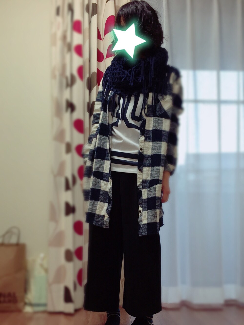 「RADWIMPS、チェックシャツ、ワイドパンツ、GU」｜「RADWIMPSのアイテム（Tシャツ/カットソー、ホワイト系）」を使った、Saoriさん（レディース・158cm）の秋コーディネートの1枚目の写真