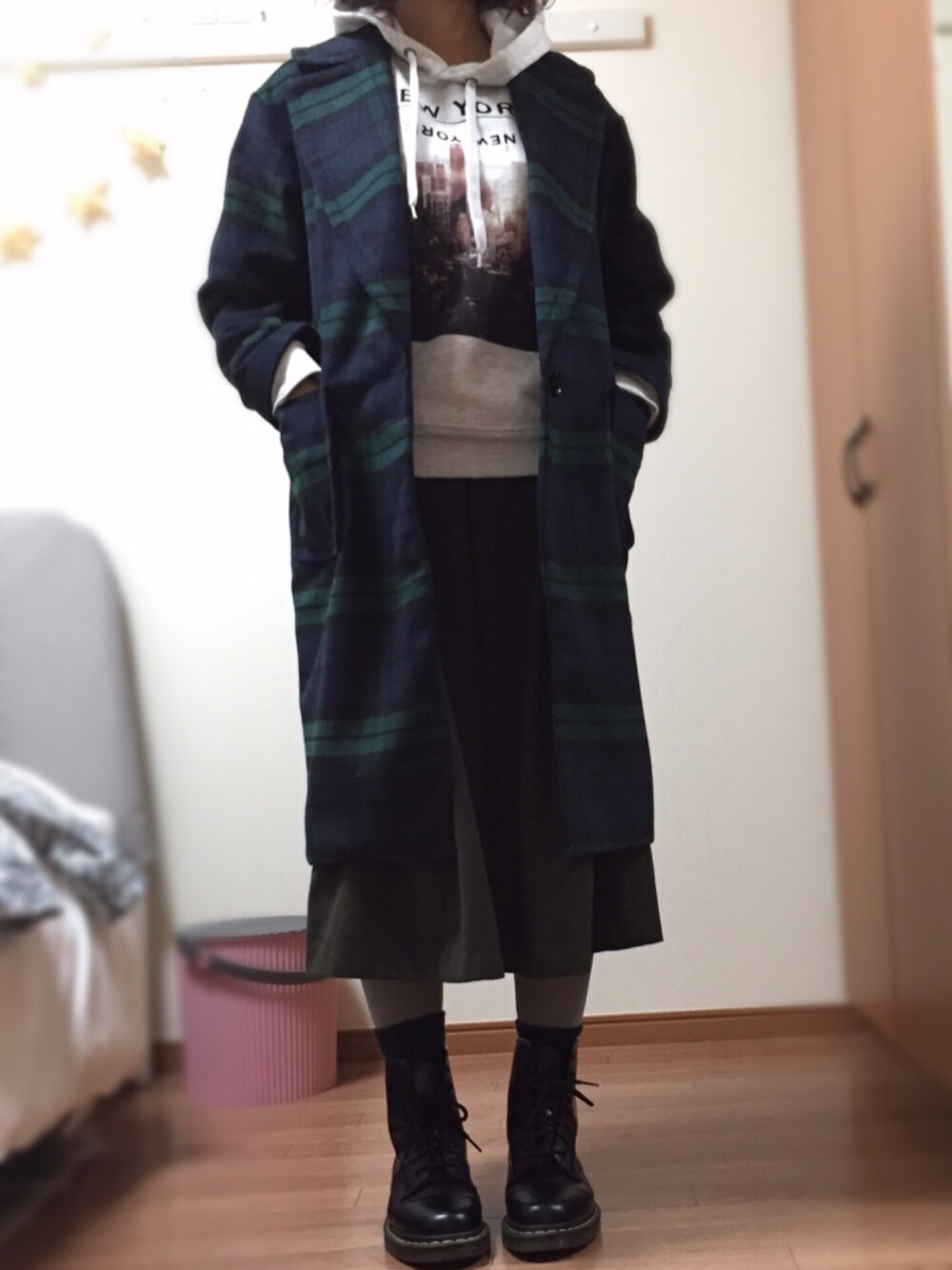 「dazzlin、Dr.Martens、LEPSIM LOWRYS FARM、FOREVER 21、チェックコート、チェスターコート、チェスターコート+パーカー」｜「dazzlinのﾁｪｯｸｺｰﾄ（チェスターコート、グリーン系）」を使った、Saoriさん（レディース・158cm）の冬コーディネートの1枚目の写真