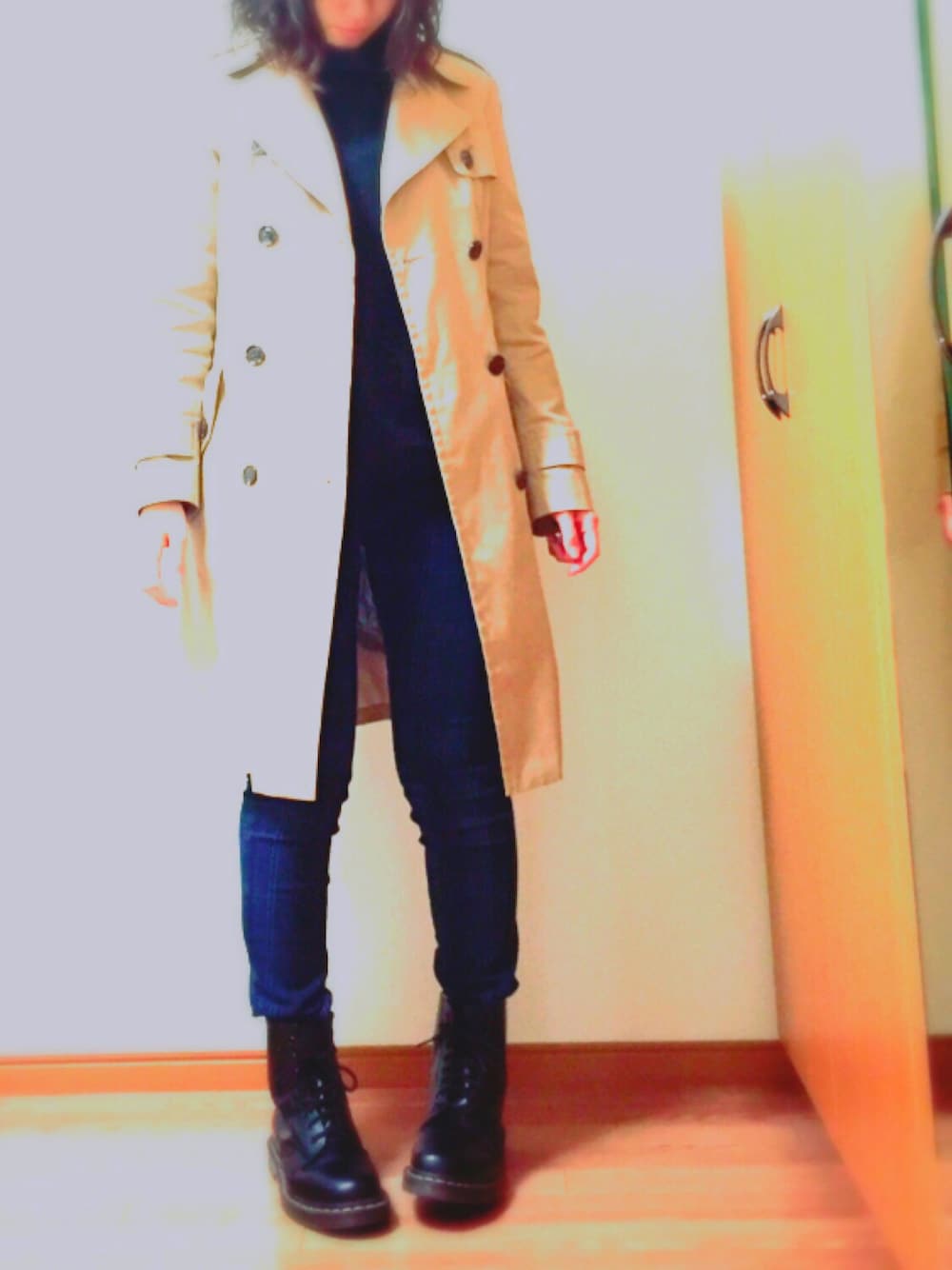 「トレンチコート、Dr.Martens、FELISSIMO、ニット、シンプル」｜「Dr. MartensのDr.Martens / PASCAL 8eye ブーツ（ブーツ、ブラック系）」を使った、Saoriさん（レディース・158cm）の冬コーディネートの1枚目の写真