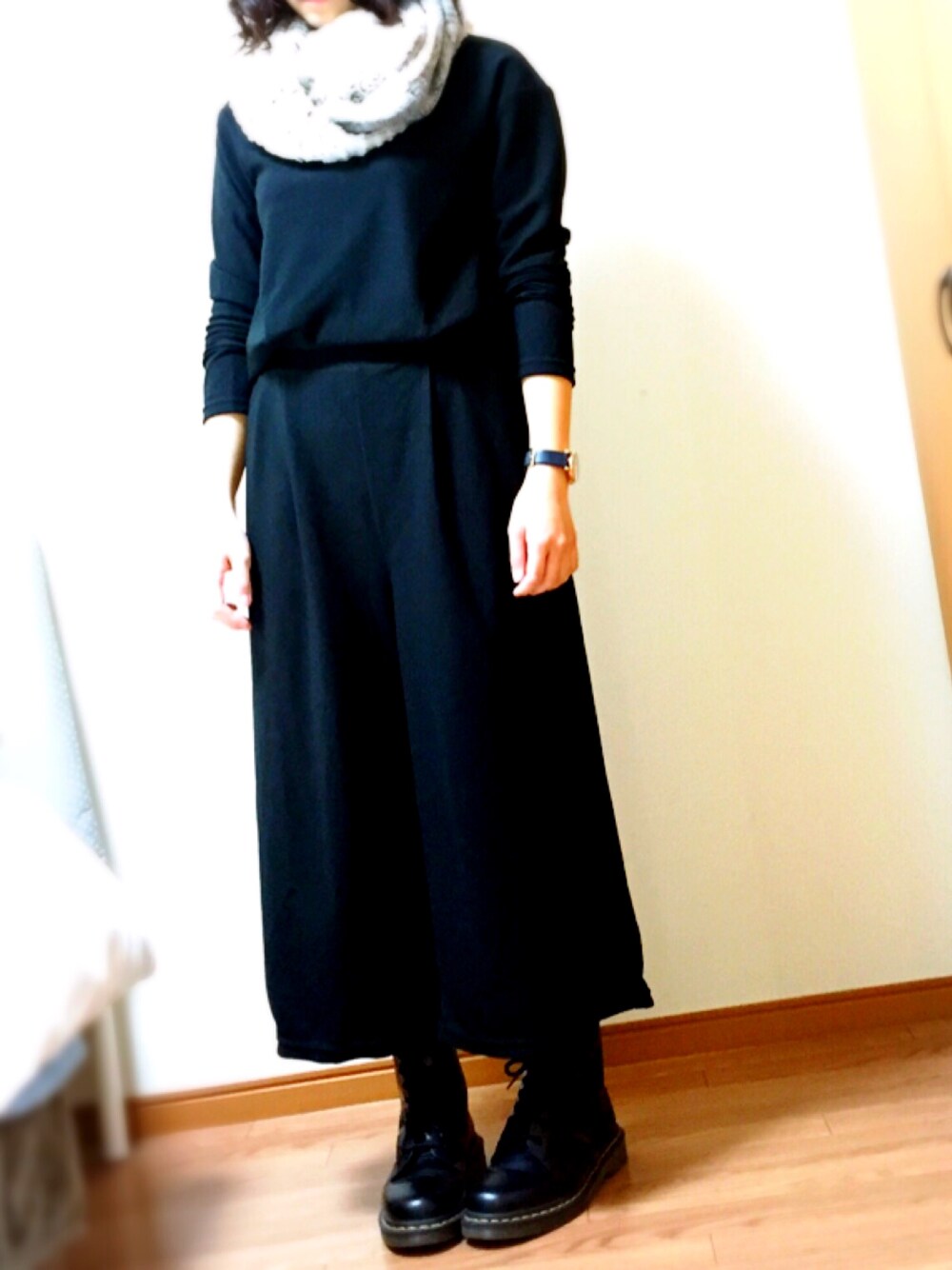「オールブラック、ガウチョパンツ、ドクターマーチン、Dr.Martens、black、フェリシモ、スヌード、ジーナシス(JEANASIS)」｜「フェリシモのアイテム（ワンピース/ドレス、ブラック系）」を使った、Saoriさん（レディース・158cm）の冬コーディネートの1枚目の写真