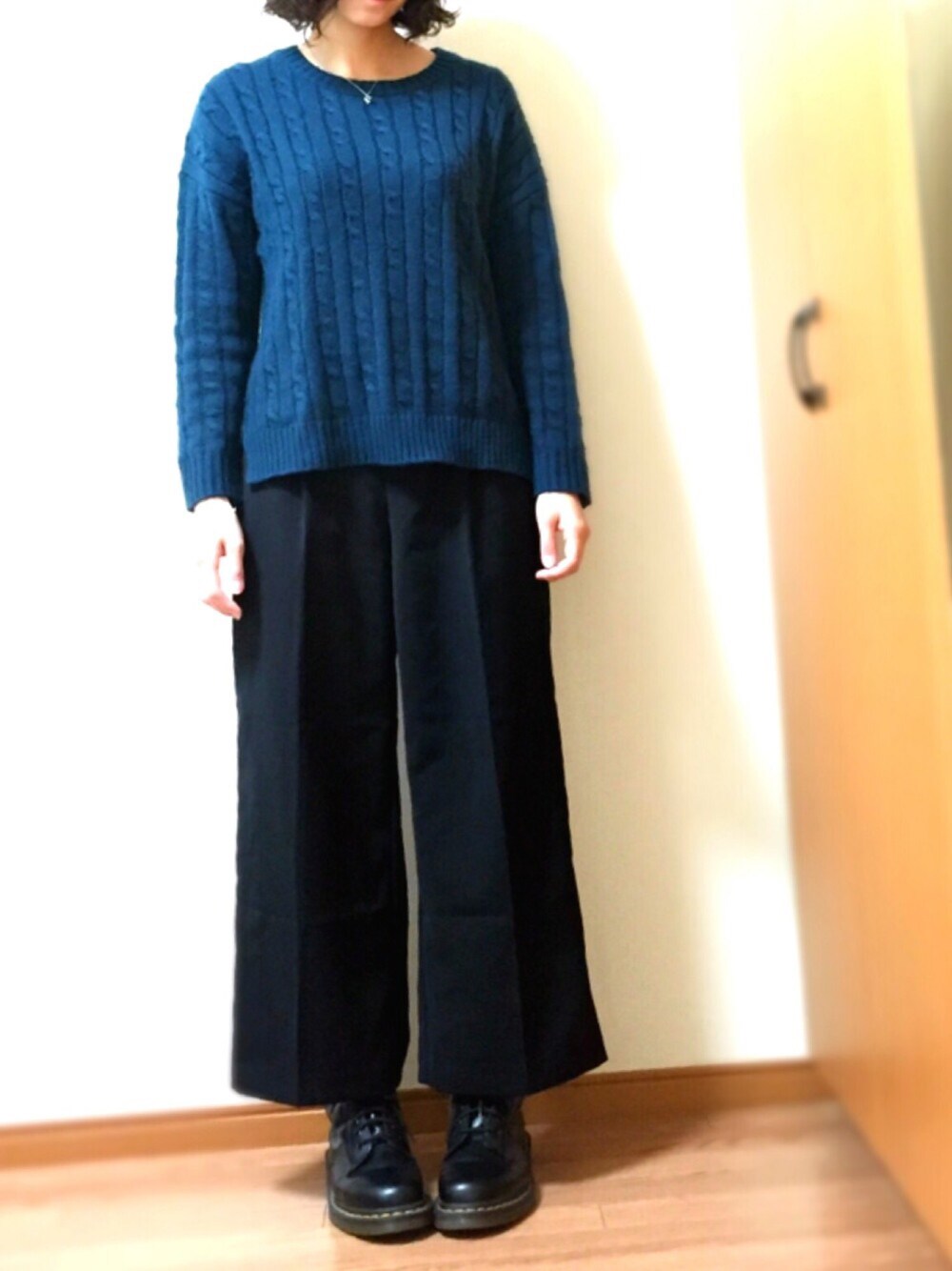 「シンプルコーデ、ジーユー、GU、ワイドパンツ、Dr.Martens」｜「GUの（GU）イージーワイドクロップドパンツ（パンツ、ブラック系）」を使った、Saoriさん（レディース・158cm）の冬コーディネートの1枚目の写真