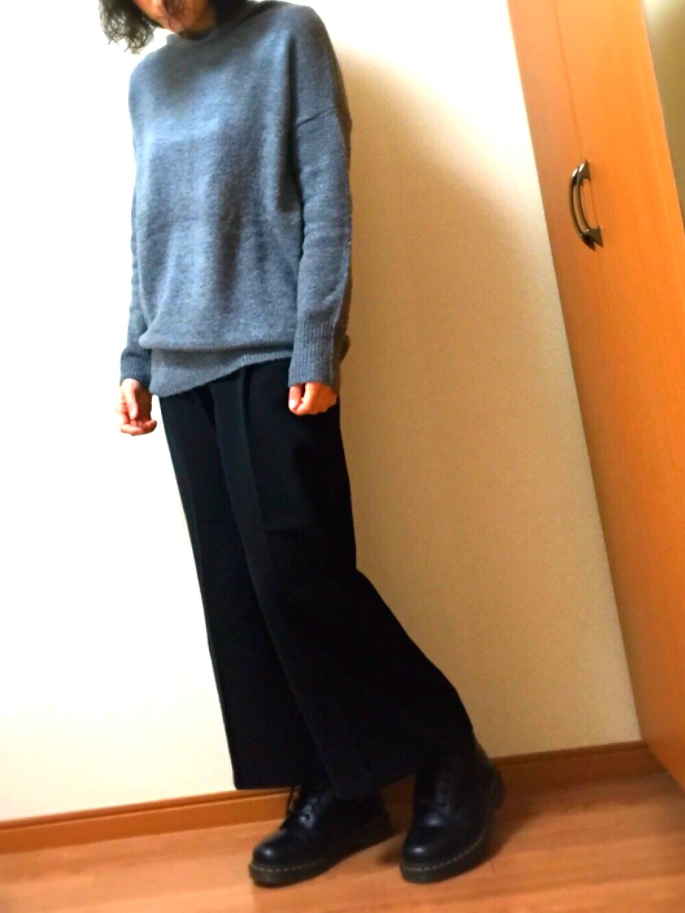 「カジュアル、シンプル、ワイドパンツ、ドクターマーチン、フェリシモ」｜「GUの（GU）イージーワイドクロップドパンツ（パンツ、ブラック系）」を使った、Saoriさん（レディース・158cm）の冬コーディネートの1枚目の写真