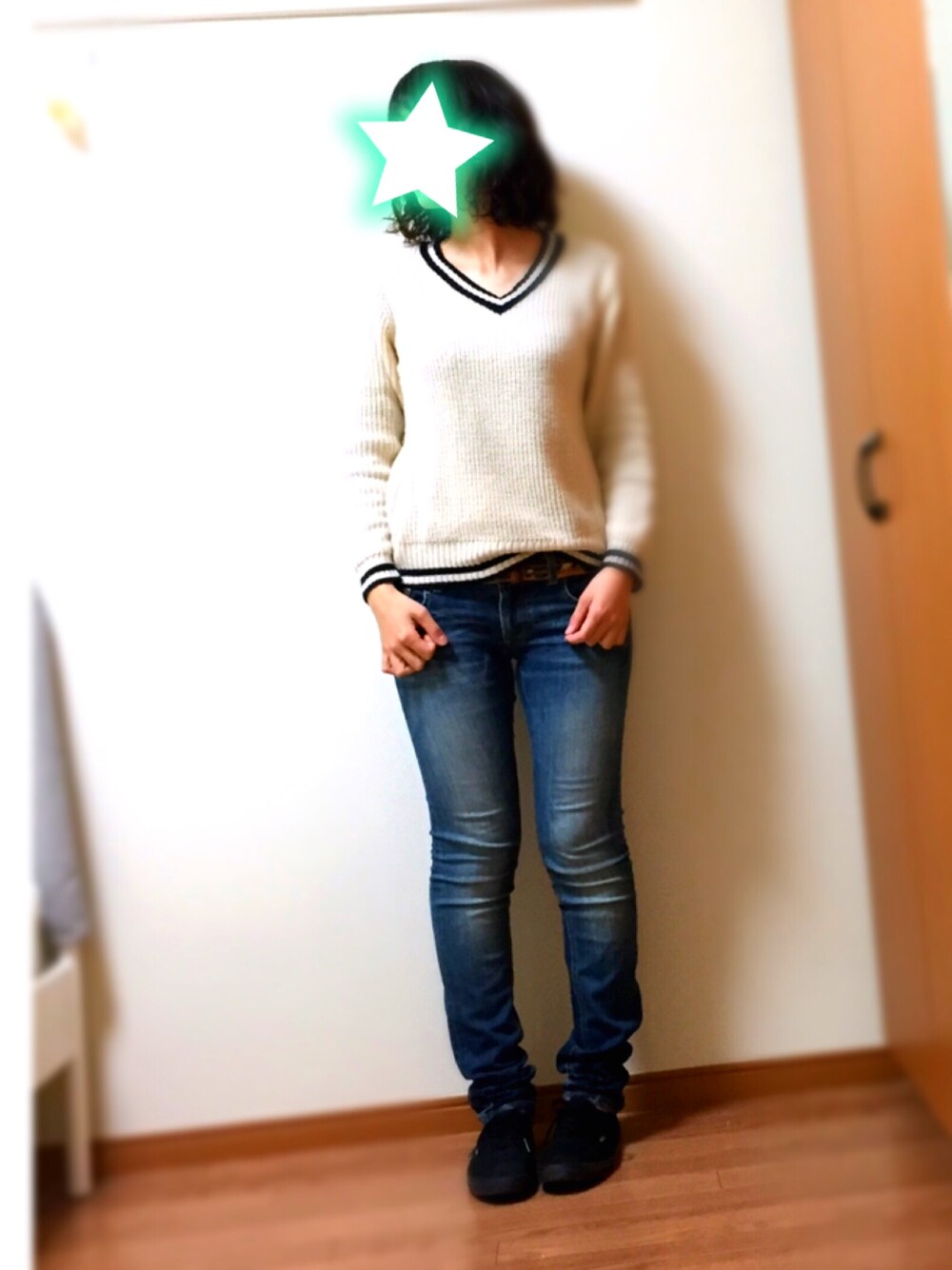 「休日スタイル、シンプル、デニムパンツ、ブイネックニット、Westwood Outfitters」｜「Westwood OutfittersのLHP/エルエイチピー/WESTWOOD OUTFITTERS/ウエストウッドアウトフィッターズ/Skinny Denim　《LAGUNA》（デニムパンツ、ブルー系）」を使った、Saoriさん（レディース・158cm）の冬コーディネートの1枚目の写真