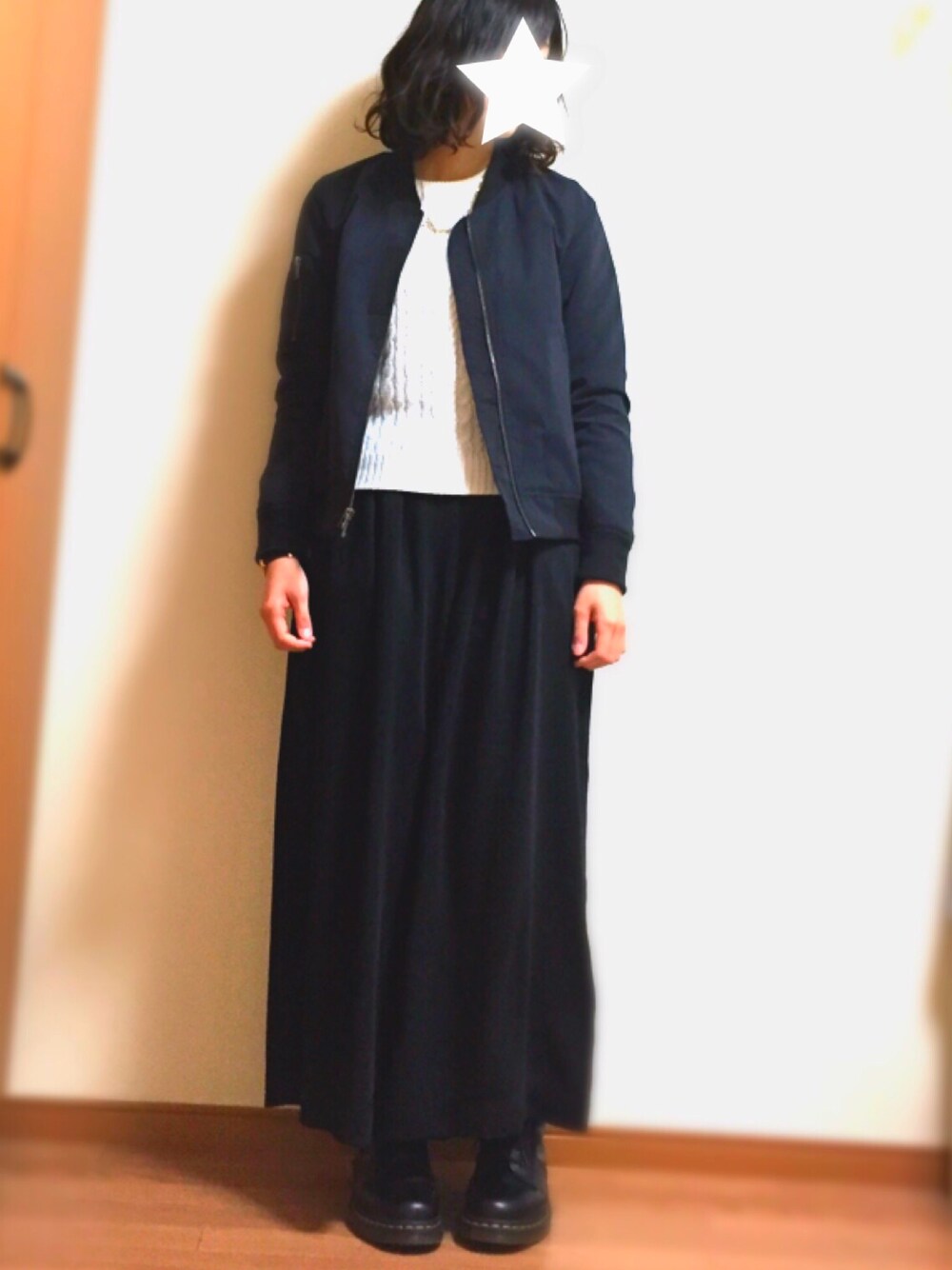 「haco!、MA-1、Wide Pants、GU、black、Dr.Martens、ゆるコーデ、休日スタイル、シンプル」｜「haco!のきれいめＭＡ－１ジャケット（MA-1、ブルー系）」を使った、Saoriさん（レディース・158cm）の春コーディネートの1枚目の写真