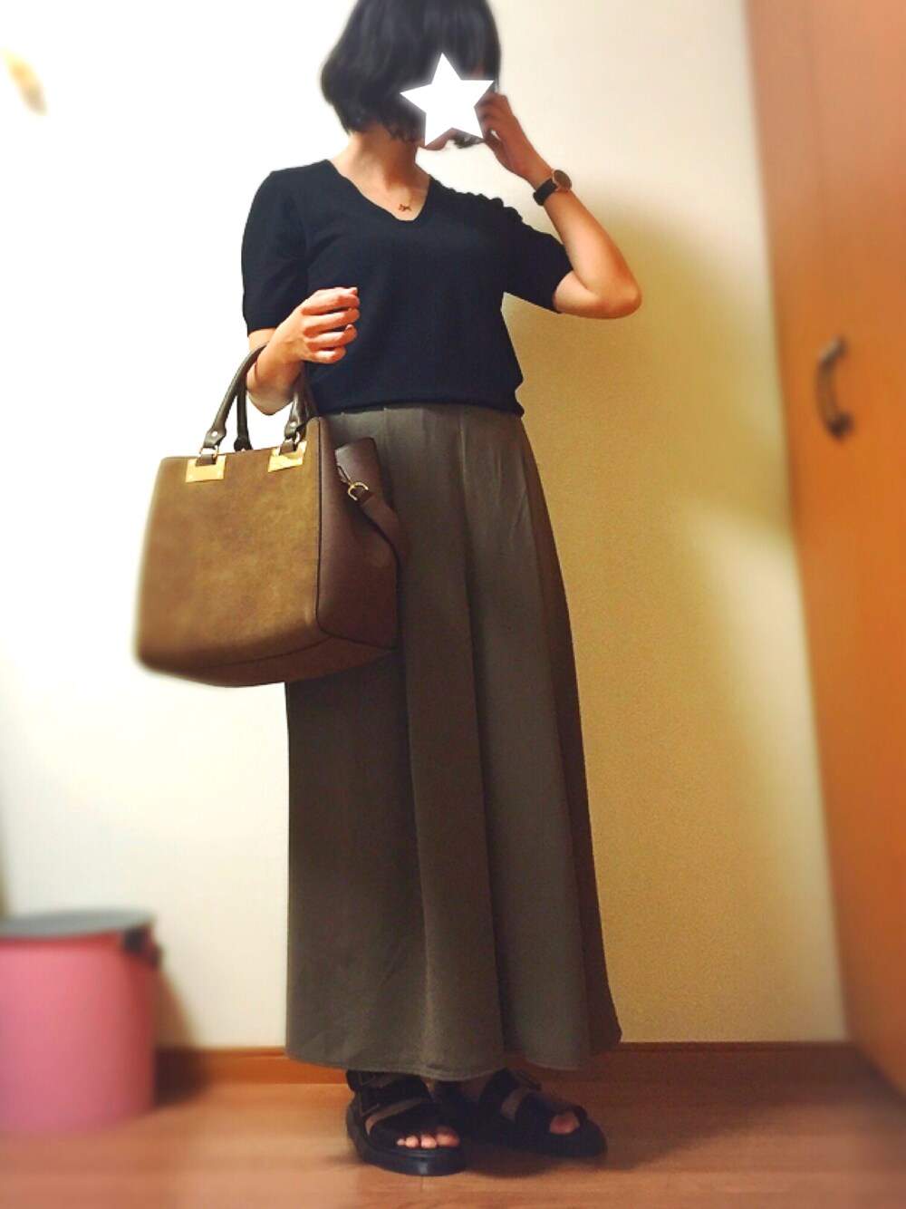 「サンダル、GU、スカンツ、ドクターマーチン、ニット、レプシィム(LEPSIM)、Khaju、シンプル、オトナカジュアル」｜「Marc by Marc JacobsのBAKER PG NAVY NAVYS 36（アナログ腕時計、ブルー系）」を使った、Saoriさん（レディース・158cm）の春コーディネートの1枚目の写真