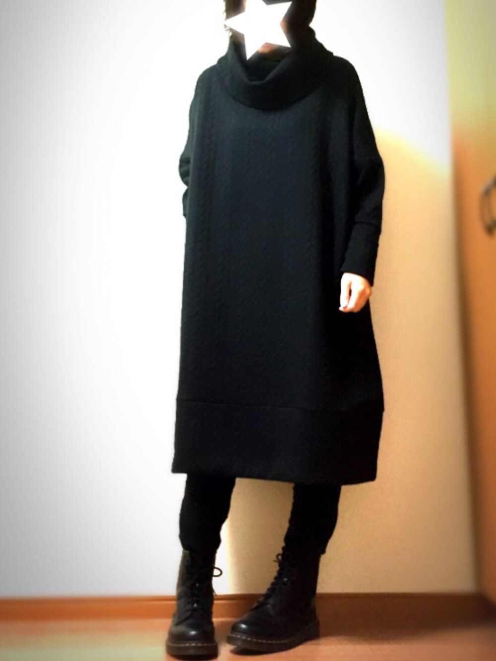「black、ALL BLACK、antiqua、Dr.Martens、ワンピース、オールブラック、シンプル」｜「antiquaのタートル立体柄ワンピ（ワンピース、ブラック系）」を使った、Saoriさん（レディース・158cm）の秋コーディネートの1枚目の写真