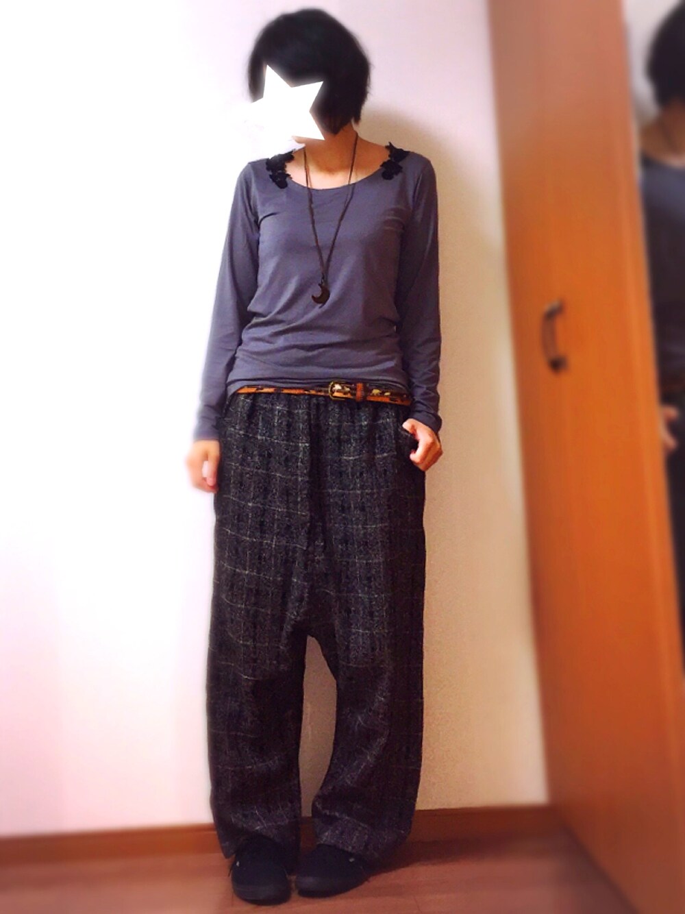 「antiqua、チェックパンツ、シンプル、レーストップス、オトナカジュアル、モノトーン」｜「antiquaのチェックワイドパンツ（その他パンツ、ブラック系）」を使った、Saoriさん（レディース・158cm）の秋コーディネートの1枚目の写真