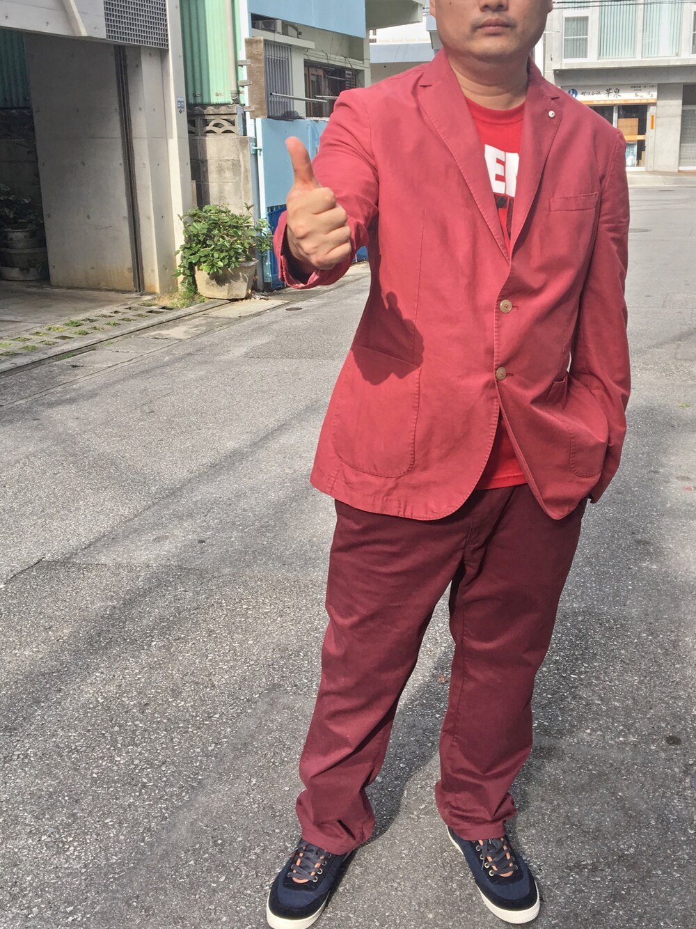 レッド系のジャケット/アウター、レッド系のTシャツ/カットソー、レッド系のチノパンツを着用したメンズの冬コーディネートの1枚目の写真