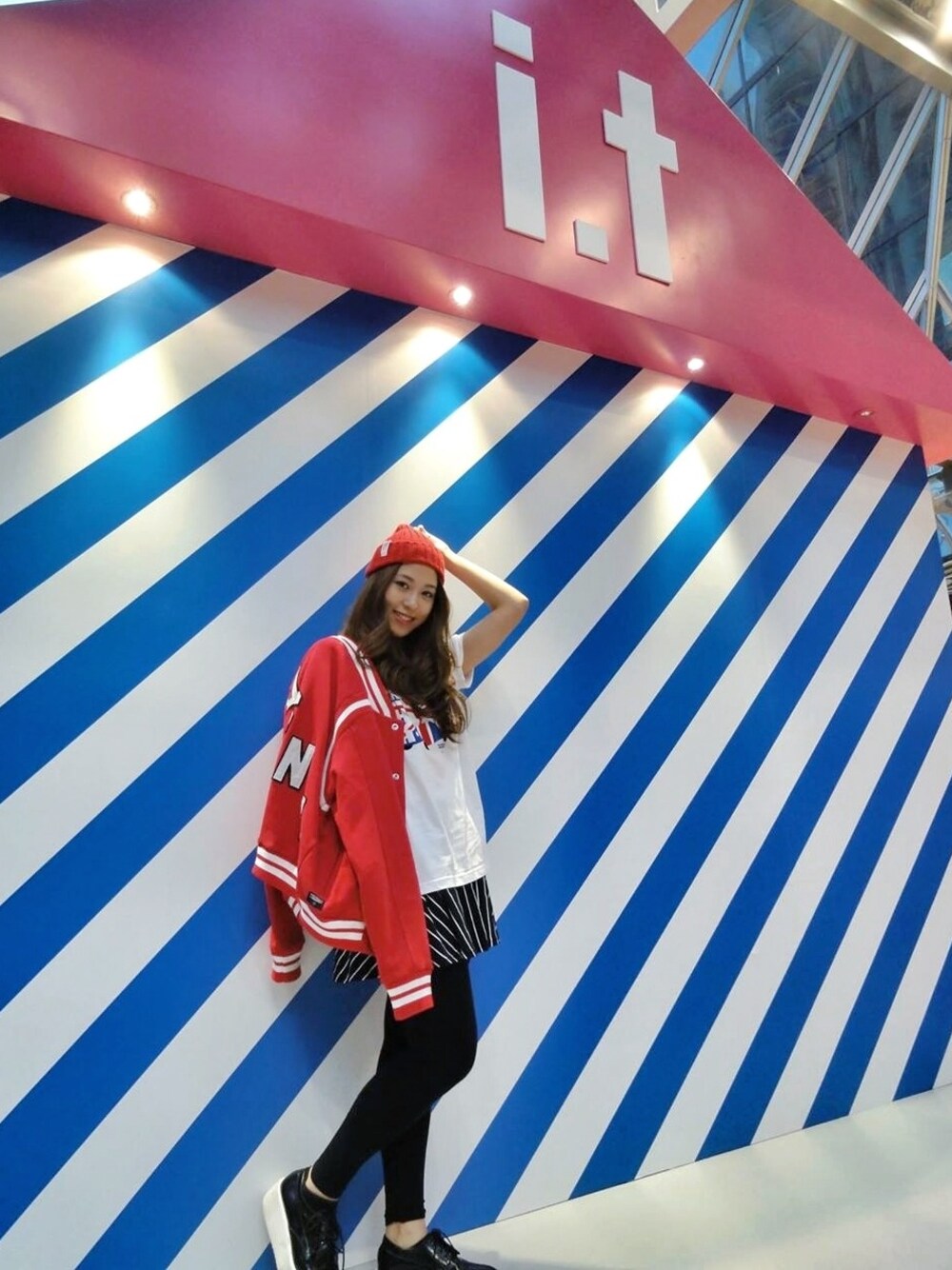 「ithk、red」｜「CHOCOLATEのアイテム（スタジャン、レッド系）」を使った、Yuki Loveyさん（レディース・168cm）の秋コーディネートの1枚目の写真