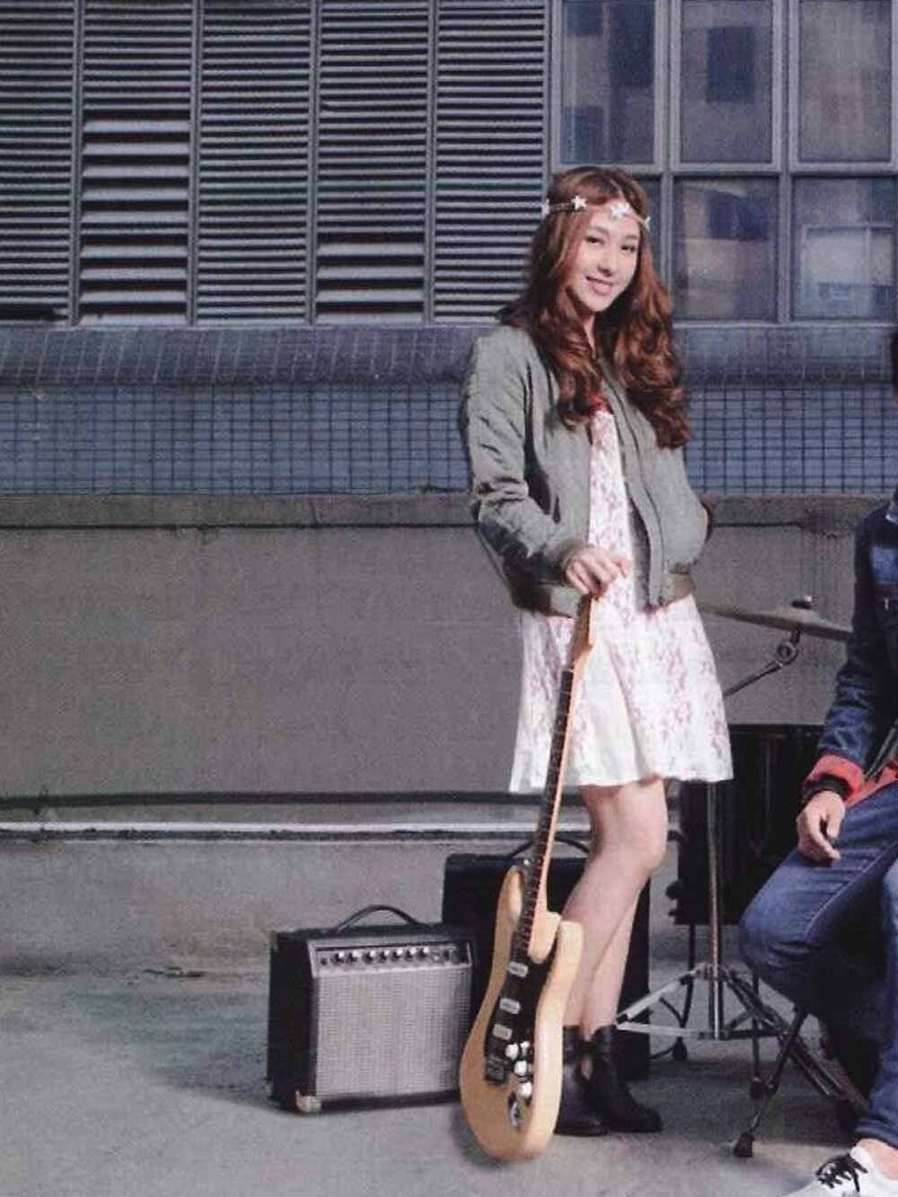 「autumn、music、rock、hippie」｜「American Eagleのアイテム（ワンピース、ベージュ系）」を使った、Yuki Loveyさん（レディース・168cm）の秋コーディネートの1枚目の写真