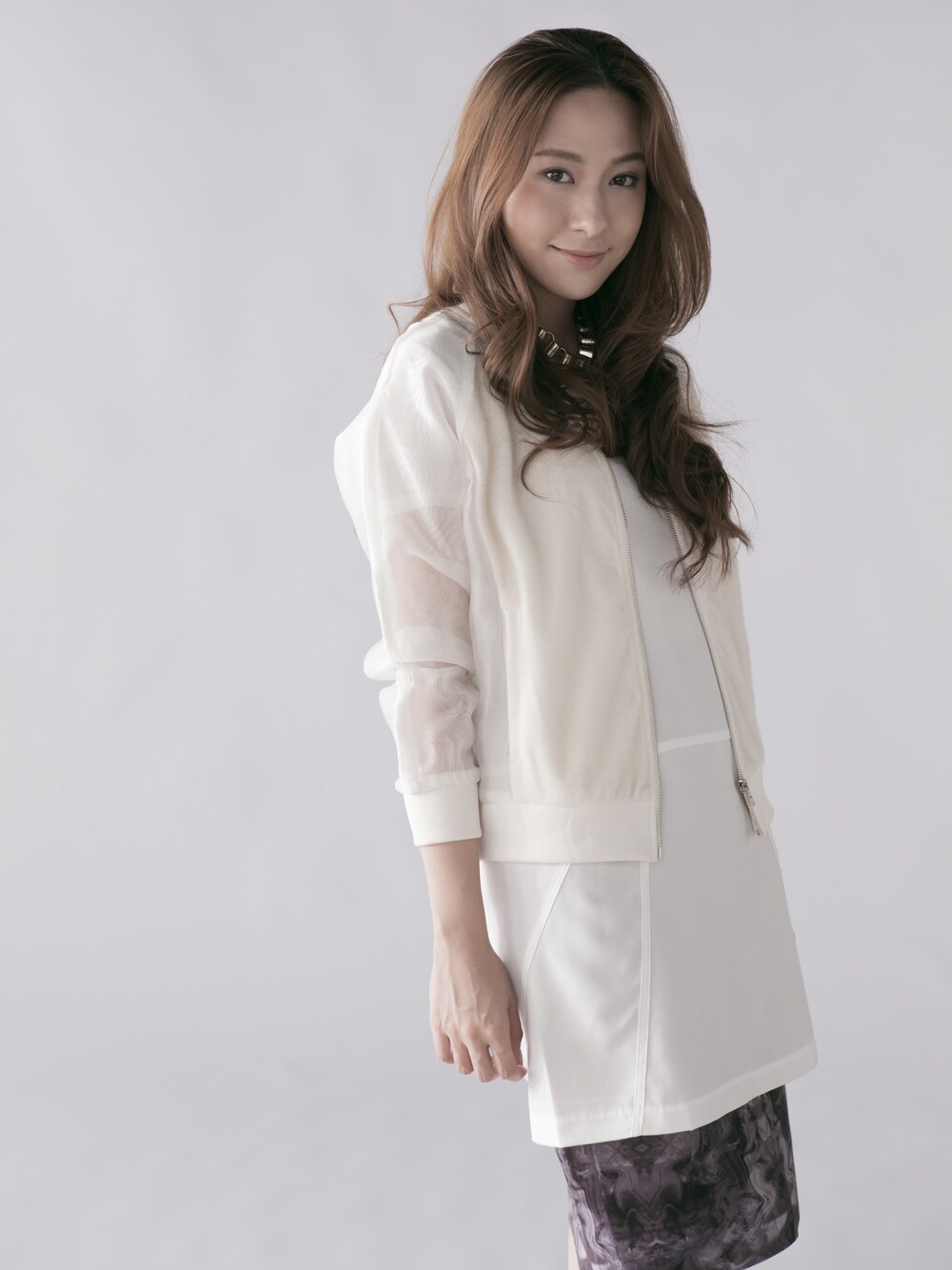 ホワイト系のダウンジャケット/コート、ホワイト系のワンピース、その他のスカートを着用したレディースの秋コーディネートの1枚目の写真