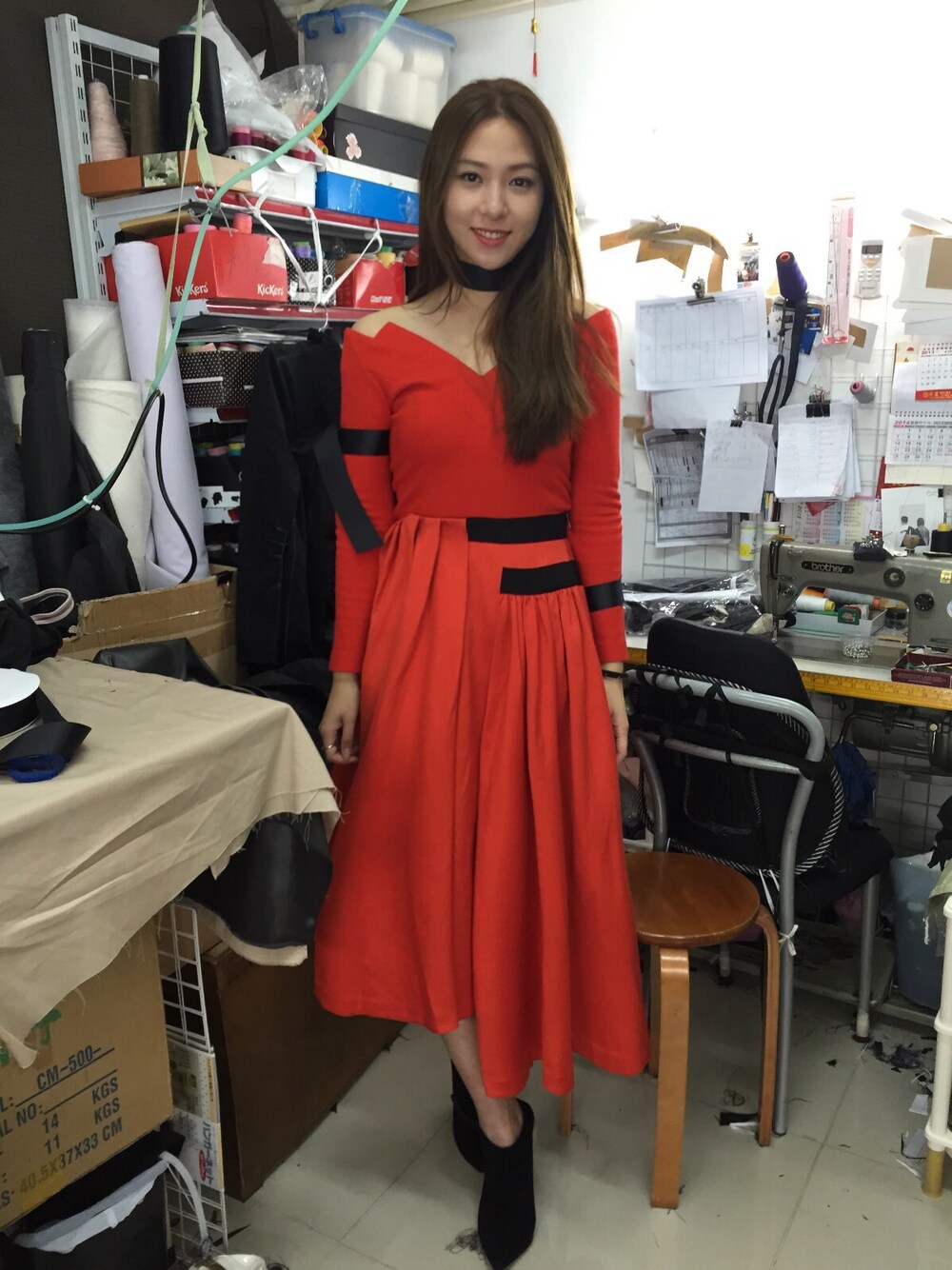 「red、choker、award、music」｜「Christopher Buのアイテム（ワンピース、レッド系）」を使った、Yuki Loveyさん（レディース・168cm）の冬コーディネートの1枚目の写真
