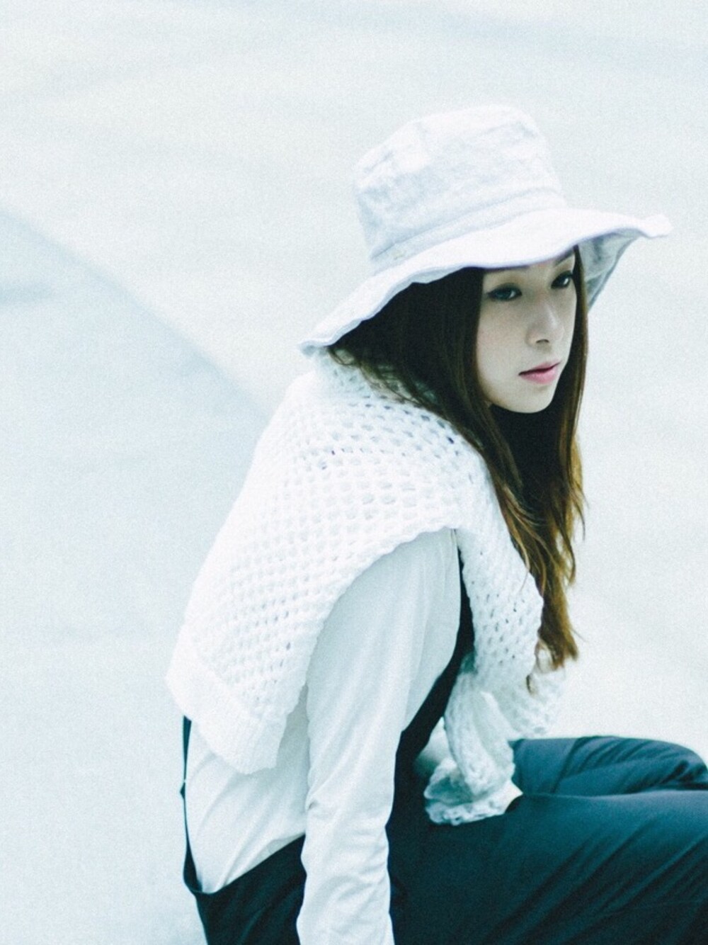 「white、autumn」｜「MONKIのアイテム（つなぎ/オールインワン、ブラック系）」を使った、Yuki Loveyさん（レディース・168cm）の春コーディネートの1枚目の写真