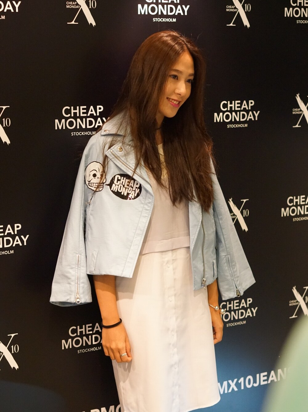 「leather、leather jacket、white、cheap monday、babyblue」｜「CHEAP MONDAYのアイテム（ライダースジャケット、その他）」を使った、Yuki Loveyさん（レディース・168cm）の春コーディネートの1枚目の写真