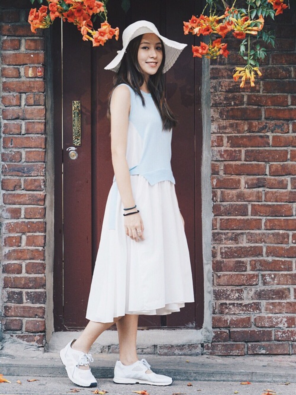 「dress、lady、holiday、vacation、travel、white、blue、summer、simple」｜「initialのアイテム（ドレス、ブルー系）」を使った、Yuki Loveyさん（レディース・168cm）の秋コーディネートの1枚目の写真