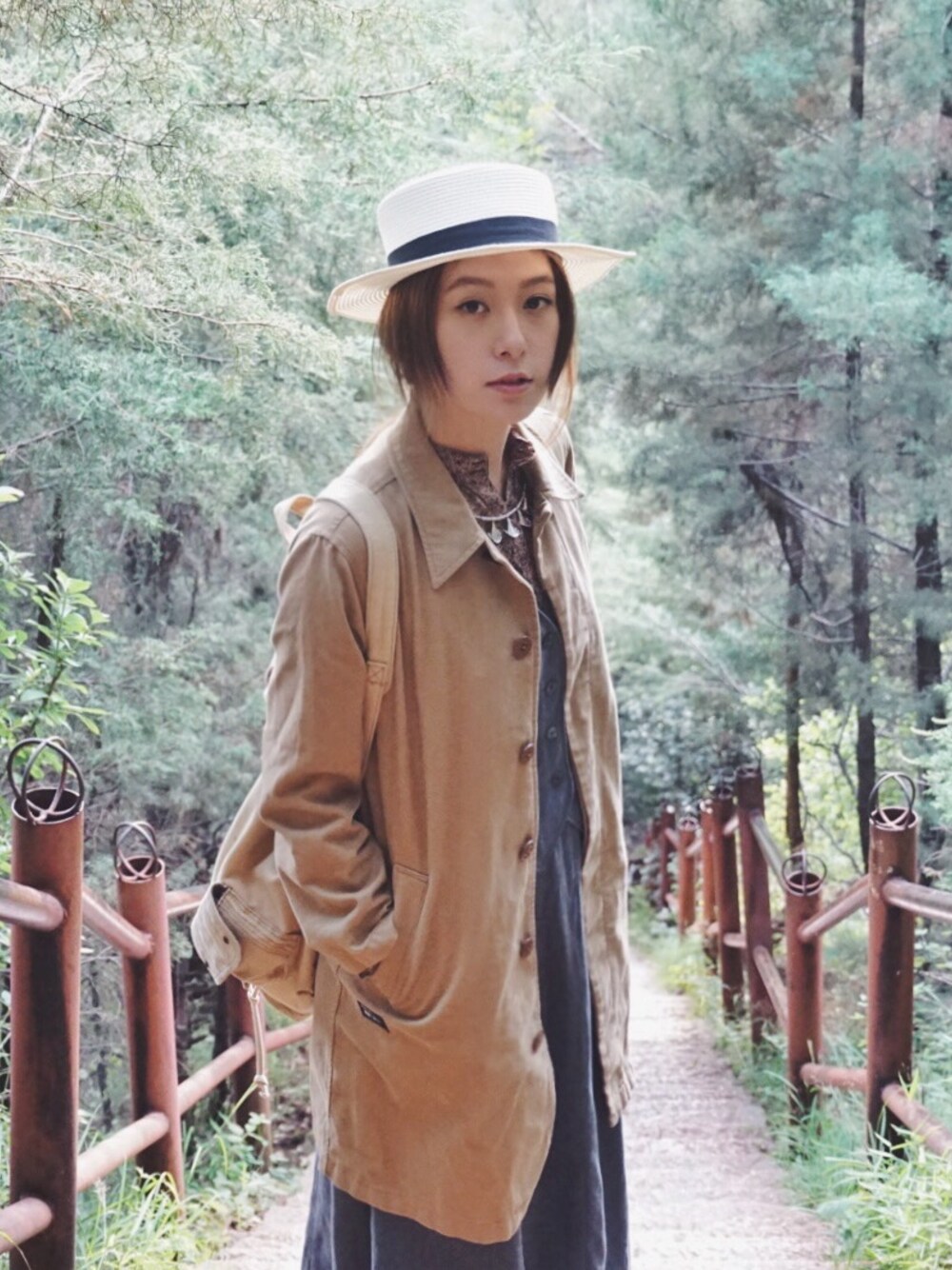 「hiking、mori、forest、GO OUT、getaway、autumn、natural、nature」｜「chocoolateのアイテム（ダウンジャケット/コート、ベージュ系）」を使った、Yuki Loveyさん（レディース・168cm）の秋コーディネートの1枚目の写真