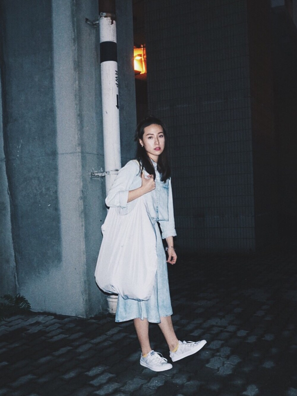 「denim、blue、summer、night、street、casual」｜「CHEAP MONDAYのアイテム（シャツ/ブラウス、ブルー系）」を使った、Yuki Loveyさん（レディース・168cm）の春コーディネートの1枚目の写真