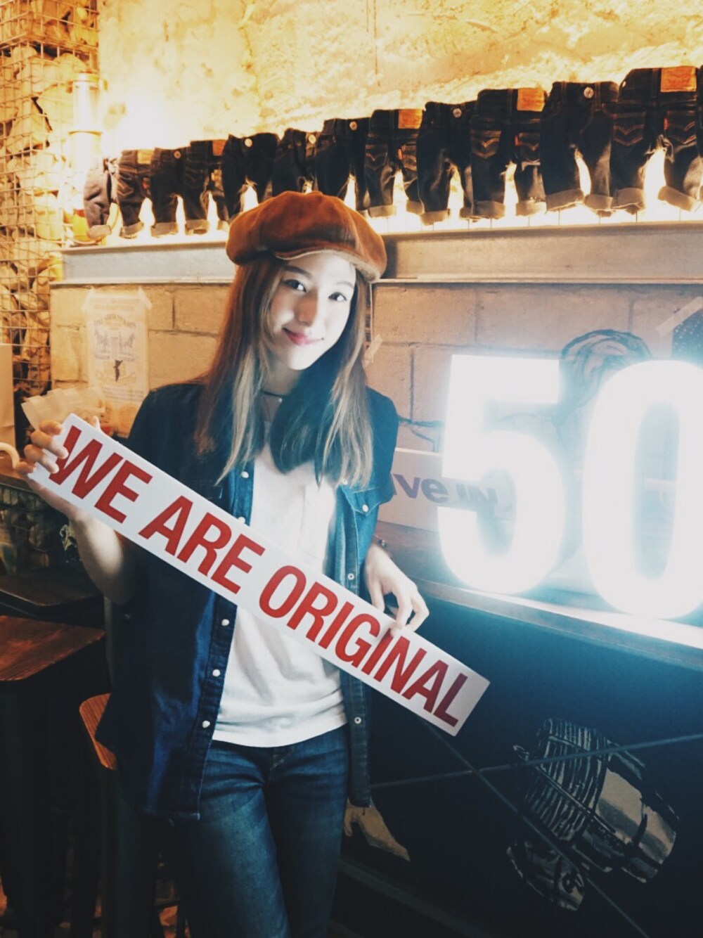 「denim、causal、boyish、simple」｜「Levi'sのアイテム（シャツ/ブラウス、ブルー系）」を使った、Yuki Loveyさん（レディース・168cm）の春コーディネートの1枚目の写真