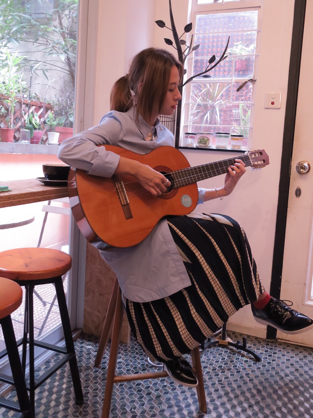 「autumn、blue、music、guitar、cafe、CHILL」｜「ZALORAのアイテム（スカート、その他）」を使った、Yuki Loveyさん（レディース・168cm）の夏コーディネートの1枚目の写真