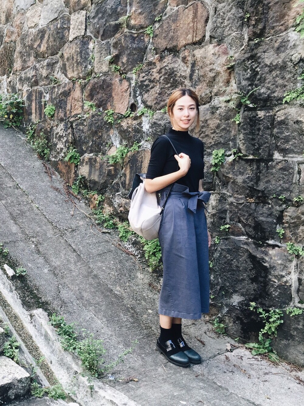 「black、backpack、autumn、ZaloraxWear、ZALORAxWEARstylesquad」｜「ZALORAのアイテム（バックパック/リュック、グレー系）」を使った、Yuki Loveyさん（レディース・168cm）の秋コーディネートの1枚目の写真