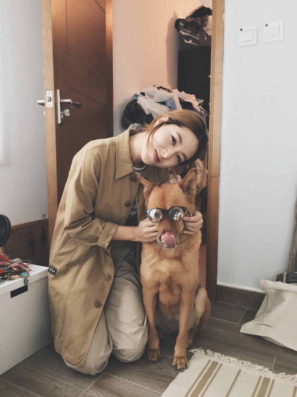 「autumn、earthtone、dog、ZaloraxWear、ZALORAxWEARstylesquad、Zalora」｜「ZALORAのアイテム（その他パンツ、ベージュ系）」を使った、Yuki Loveyさん（レディース・168cm）の秋コーディネートの1枚目の写真