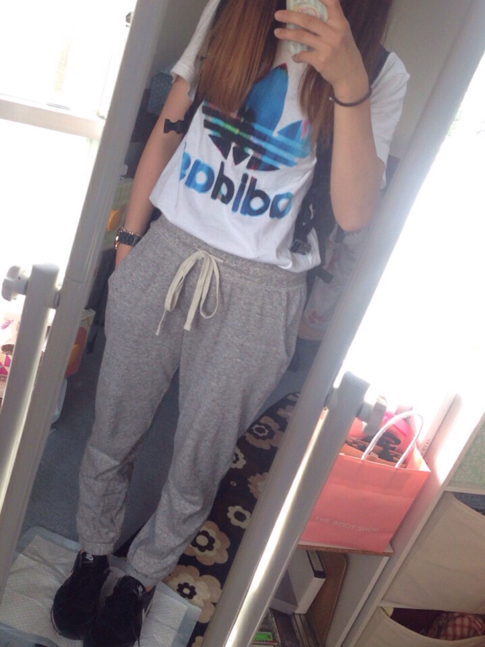 「adidas、NIKE、COLEMAN  、UNIQLO」｜「adidasのオリジナルス Tシャツ[FADE FILL TEE]（Tシャツ/カットソー、ホワイト系）」を使った、みほさん（レディース・152cm）の夏コーディネートの1枚目の写真