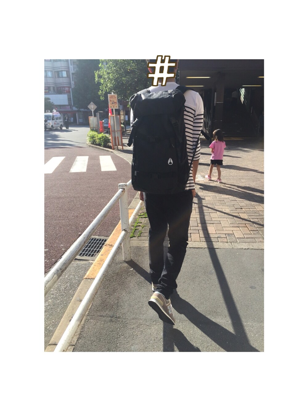 「ニューバランス、ニクソン(NIXON)」｜「NIXONのNIXON / LANDLOCK II BACKPACK（バックパック/リュック、ブラック系）」を使った、みほさん（メンズ・178cm）の秋コーディネートの1枚目の写真