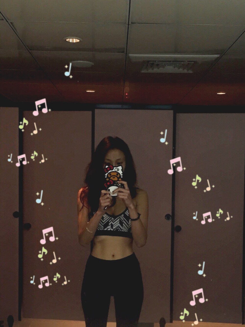 ブラック系のその他パンツ、ブラック系のブラ&ショーツを着用したレディースの秋コーディネートの1枚目の写真