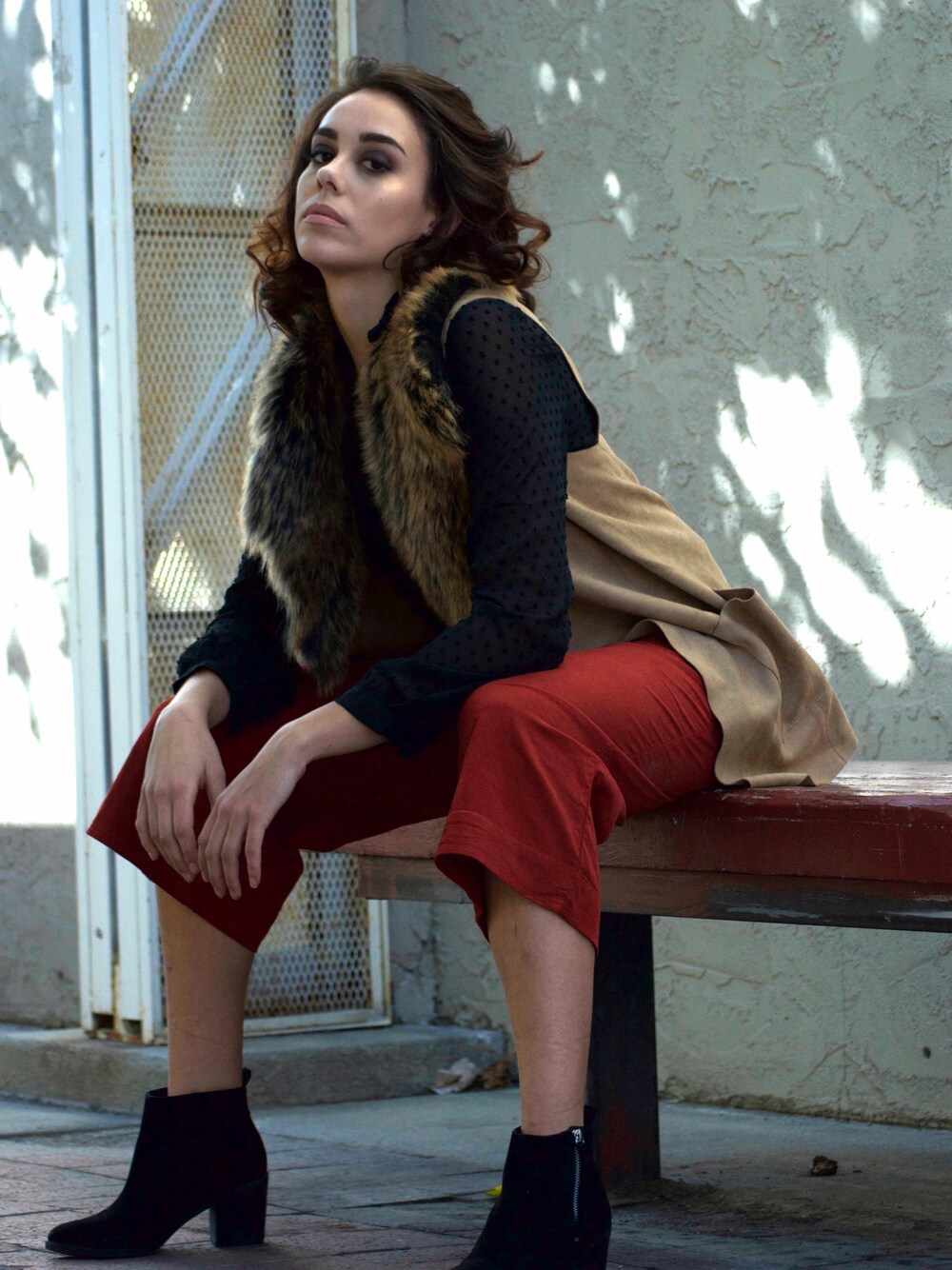 「fur、vest、lace、cropped pants、suede、fall fashion、winterfashion」｜「Thedaのアイテム（トップス、ブラック系）」を使った、ThedaClothierさん（レディース・178cm）の秋コーディネートの1枚目の写真