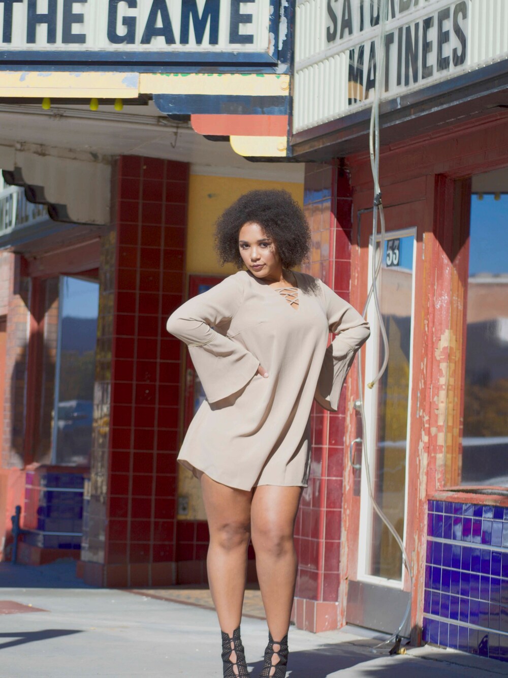 「fall、shift dress、bell sleeve、mini dress、curvy、Laced」｜「www.thedaclothier.comのアイテム（ワンピース、ベージュ系）」を使った、ThedaClothierさん（レディース・178cm）の秋コーディネートの1枚目の写真