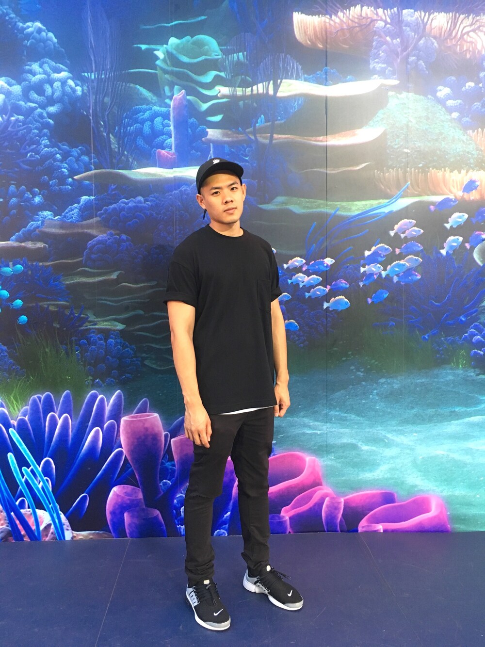 「UNIQLO、NIKE、ASAP」｜「ASAPのアイテム（キャップ、ブラック系）」を使った、Mike Lauさん（メンズ・180cm）の秋コーディネートの1枚目の写真