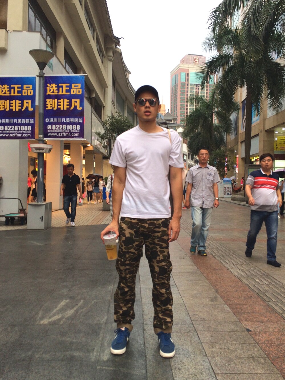「Moscot、supreme、carhartt、NIKE」｜「Supreme のアイテム（Tシャツ/カットソー、ホワイト系）」を使った、Mike Lauさん（メンズ・180cm）の秋コーディネートの1枚目の写真