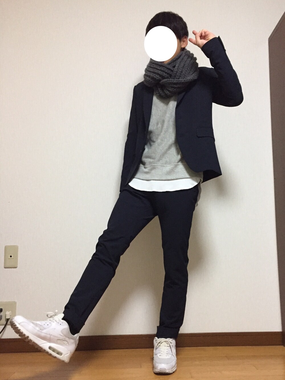 ブルー系のテーラードジャケット、ブルー系のスラックス、グレー系のスウェットを着用したメンズの秋コーディネートの1枚目の写真