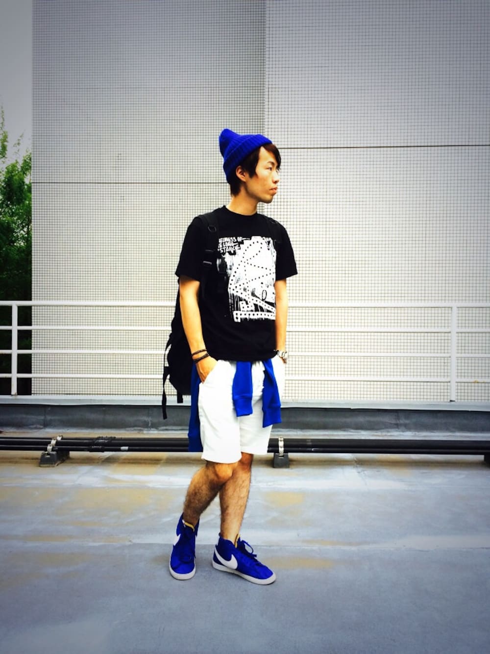 「ショートパンツ、ニットキャップ、supreme、青、青×白、膝上ショーツ、腰巻きスタイル、ハイカットスニーカー、黒いTシャツ、黒Tシャツ」｜「WEGOのWEGO/コットンレーヨンイージーショーツ（その他パンツ、ホワイト系）」を使った、たけなかさん（メンズ・176cm）の夏コーディネートの1枚目の写真