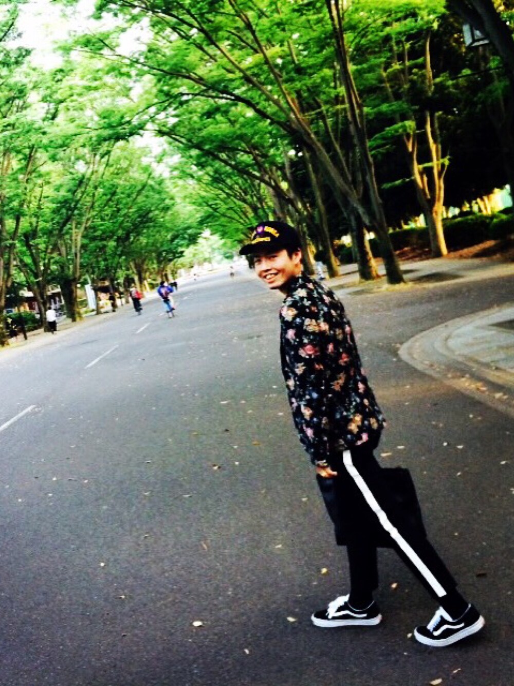 「スニーカー、Saint Laurent、VANS、oldschool、大学」｜「SAINT LAURENT PARISのアイテム（テーラードジャケット、ブラック系）」を使った、たけなかさん（メンズ・176cm）の春コーディネートの1枚目の写真