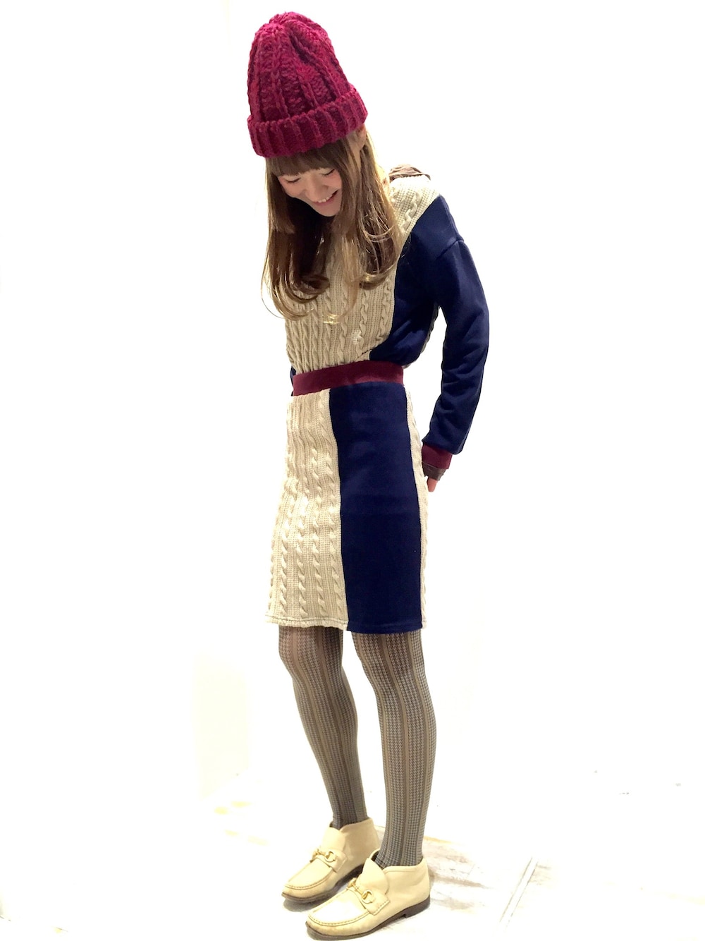 レッド系のニットキャップ/ビーニーを着用したレディースの冬コーディネートの1枚目の写真