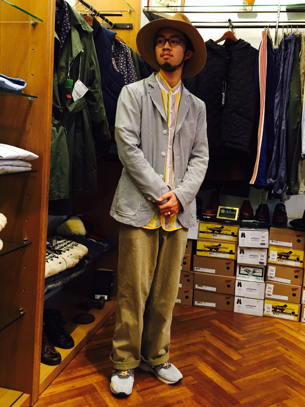 「ジャケット、シアサッカー、ワイドパンツ」｜「FREAK'S STOREのアイテム（テーラードジャケット、グレー系）」を使った、きりがやんさん（メンズ・172cm）の冬コーディネートの1枚目の写真