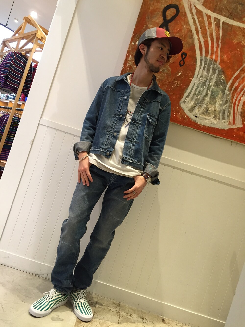 「デニム、Tシャツ、ビンテージ、デニムジャケット、サーフ」｜「REMI RELIEFのアイテム（デニムパンツ、ブルー系）」を使った、きりがやんさん（メンズ・172cm）の春コーディネートの1枚目の写真