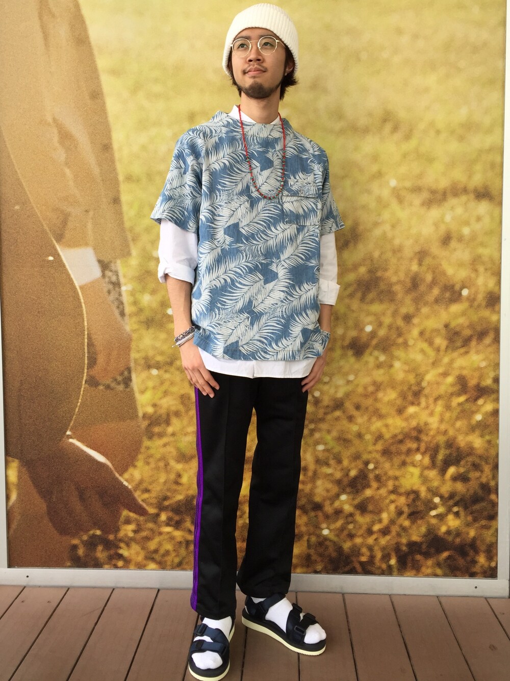 「リゾートスタイル、ノーカラーシャツ、ジャージ、スポーツサンダル」｜「FREAK'S STOREのアイテム（Tシャツ/カットソー、ブルー系）」を使った、きりがやんさん（メンズ・172cm）の春コーディネートの1枚目の写真