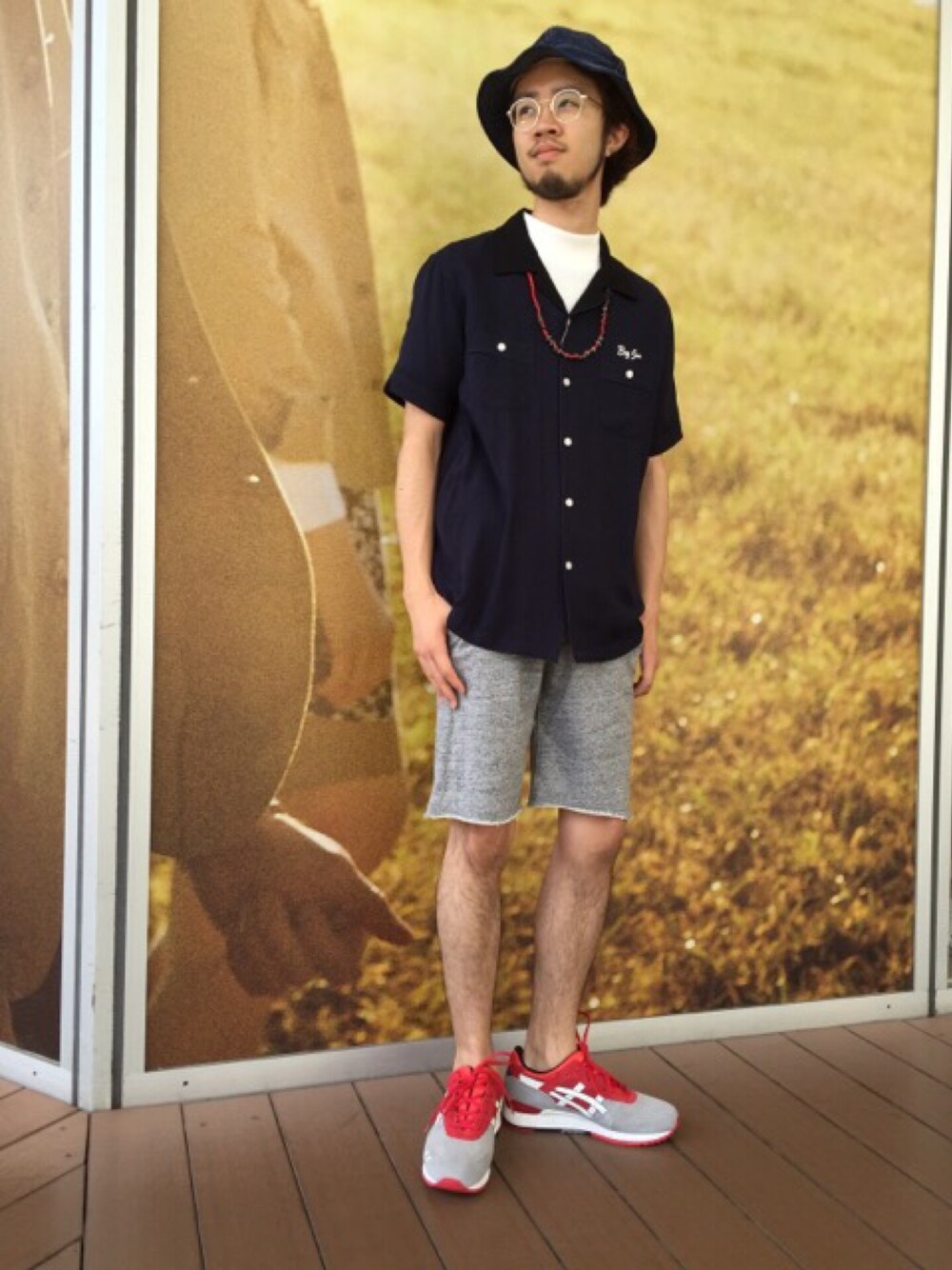 「スポーツミックス、スポーツ、シャツスタイル、モックネック、スニーカー」｜「FREAK'S STOREの【MADE IN JAPAN】レーヨンボーリングシャツ                （シャツ/ブラウス、ブルー系）」を使った、きりがやんさん（メンズ・172cm）の春コーディネートの1枚目の写真