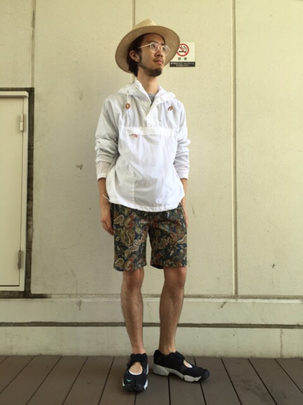 「サーフ、ストリート、ナイキ、柄パンツ、ボードショーツ」｜「Battenwearのアイテム（パーカー、ホワイト系）」を使った、きりがやんさん（メンズ・172cm）の春コーディネートの1枚目の写真